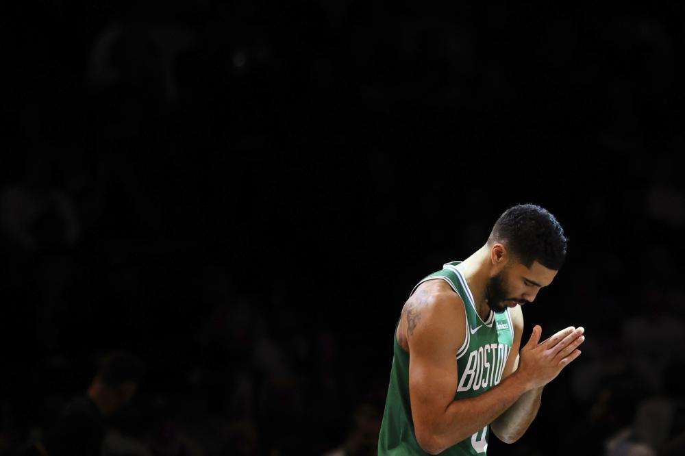 他效力于费 他效力于费